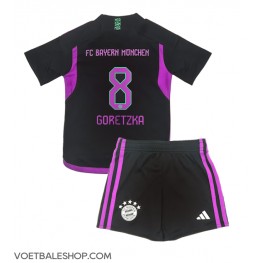 Bayern Munich Leon Goretzka #8 Uit tenue Kids 2023-24 Korte Mouw (+ Korte broeken)