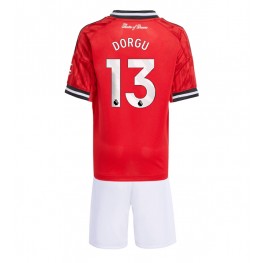 Manchester United Patrick Dorgu #13 Thuis tenue Kids 2025-26 Korte Mouw (+ Korte broeken)
